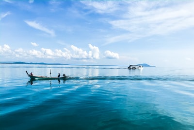 白天，人们在海上乘船漂流